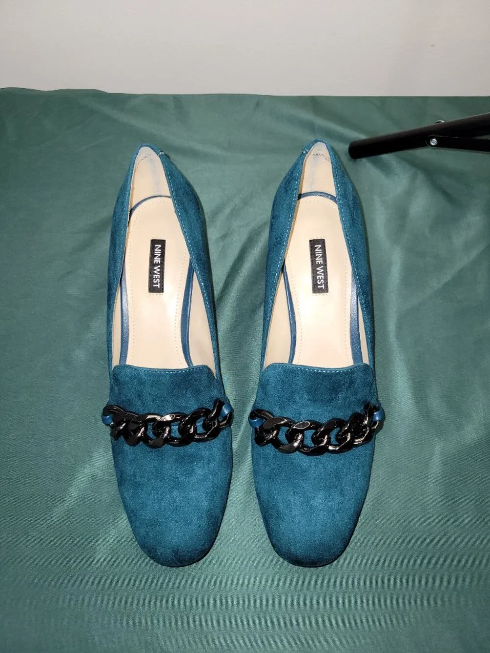 NINE WEST TEAL SUEDE LOAFER W/ CHAIN LIKE NEW 8.5